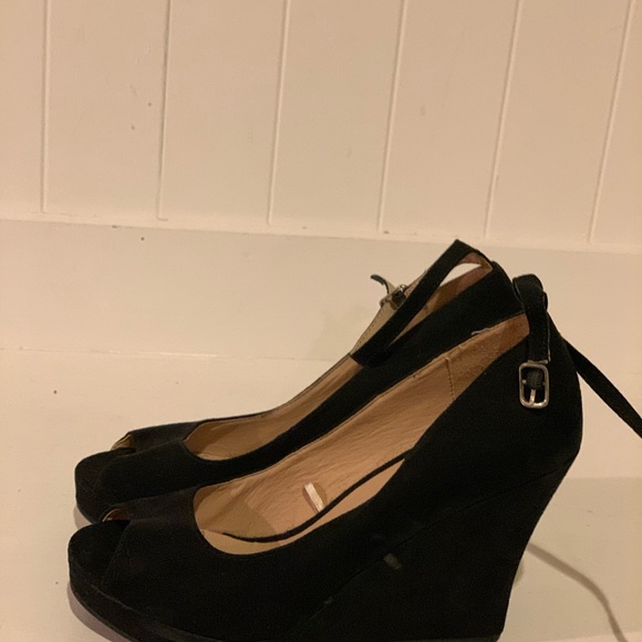 Shoes - Picture 3 of 5